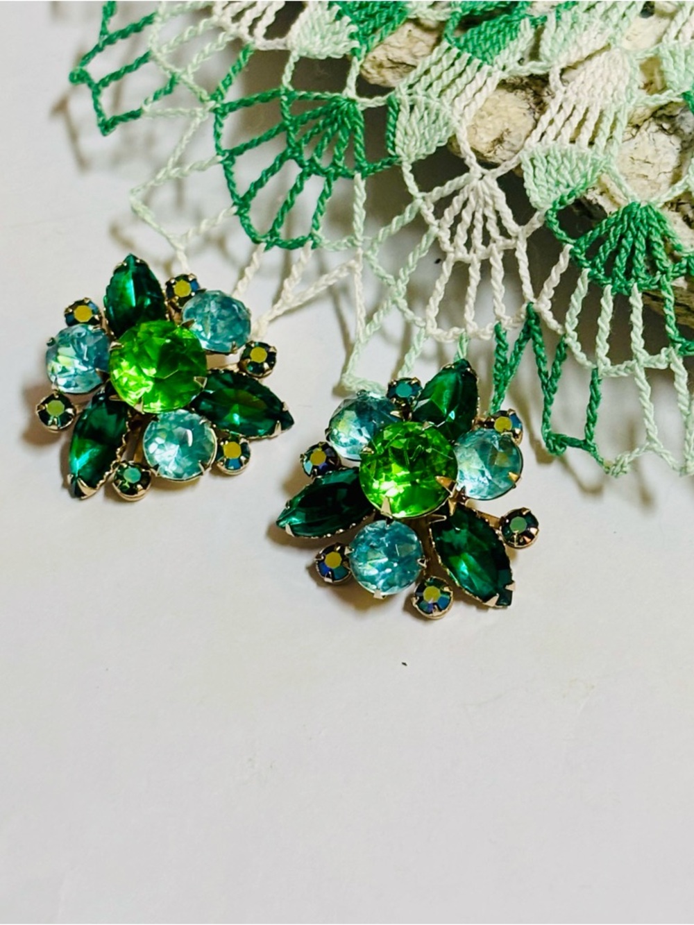 Vintage Judy Lee Unsigned Floral Green Blue Rhinestone Gold Clip Earrings - Picture 4 of 6